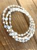 Long collier dans les tons blanc