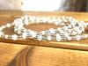 Long collier dans les tons blanc